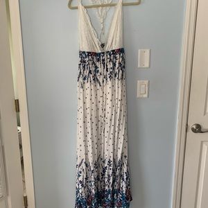 Maxi dress with white lace and floral